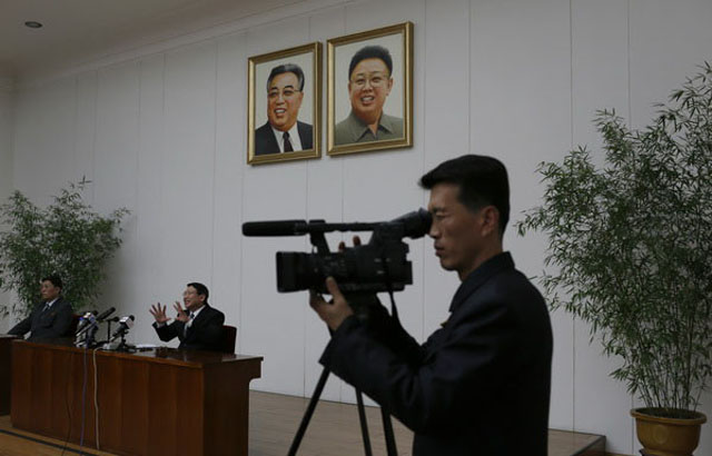 ▲ 김정은 집권 이후 북한은 종교인들에 대한 탄압과 단속을 강화했다. 사진은 2014년 2월 북한에 억류된 김정욱 전도사가 기자회견을 하는 모습. ⓒ뉴시스 AP. 무단전재 및 재배포 금지.