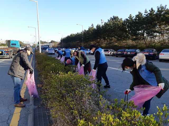 ▲ 스테인리스제강부와 행정섭외그룹 소속 직원들이 15일 포항제철소 2문과 3문 주변 화단과 도로 등에 떨어진 쓰레기를 줍고 청소하는 모습.ⓒ포스코