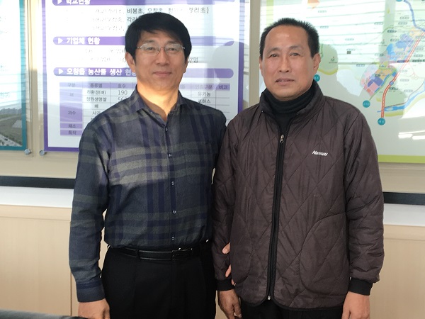 ▲ 이정행 오창읍장과 김진수 오창읍 구룡5리 이장(우측)
.ⓒ청주시