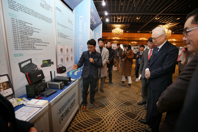 ▲ 계명대 창업지원단이 2018 계명 창업기업인 데이행사를 가져 계명대 소속 스타트업 기업들이 제품을 전시회 설명을 하고 있다.ⓒ계명대