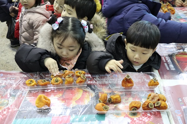 ▲ 곶감축제장에서 게임에 참여하고 있는 어린이들.ⓒ영동군