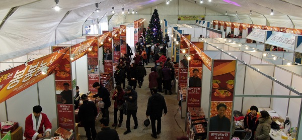 ▲ 영동곶감축제 판매장에 관광객들이 북적이고 있다.ⓒ영동군