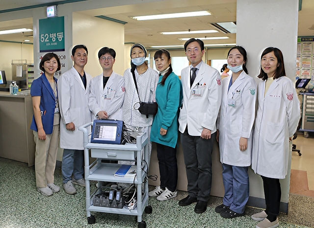 ▲ 동산병원 심장이식팀과 비수도권 최초 인공심장이식 환자가 퇴원 기념사진을 찍었다.ⓒ동산병원