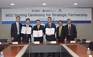 ▲ JB금융지주와 인도네시아 대표 상업은행인 CIMB Niaga가 지난 14일 업무협약을 체결하고 기념촬영을 하고 있다. ⓒJB금융지주