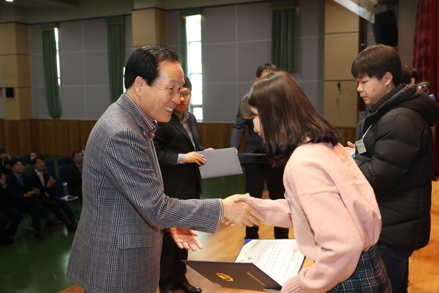 ▲ 김주수 의성군수(왼쪽)가 서울대에 합격한 김예빈 양에게 축하를 해주고 있다.ⓒ의성군