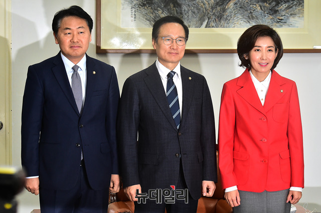 ▲ 홍영표 더불어민주당 원내대표, 나경원 자유한국당 원내대표, 김관영 바른미래당 원내대표 등 교섭단체 원내대표들이 17일 오전 국회 원영위원장실에서 회동을 갖고 있다. ⓒ뉴데일리 이종현 기자