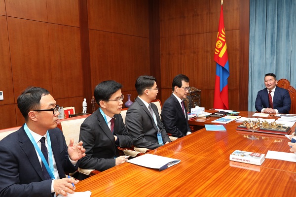 ▲ 이시종 충북도지사가 지난 15일 할트마 몽골 대통령과 접견하고 있다.ⓒ충북도