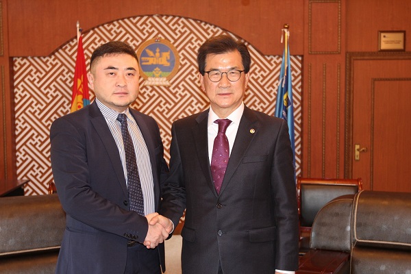 ▲ 이시종 충북도지사가 지난 15일 간바야르 몽골 교육문화체육부 차관과 면담을 가졌다.ⓒ충북도
