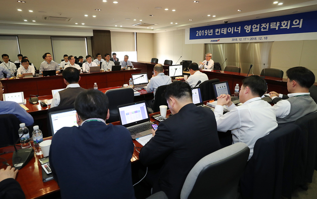 ▲ 유창근 현대상선 사장이 17일 연지동 사옥 대강당에서 열린 '2019년 영업 전략회의'에서 임직원들에게 인사말을 하고 있다.ⓒ현대상선