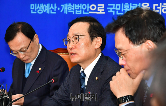 ▲ 홍영표 더불어민주당 원내대표가 17일 오전 국회 당대표실에서 열린 최고위원회의에서 모두발언을 하고있다. ⓒ뉴데일리 이종현 기자