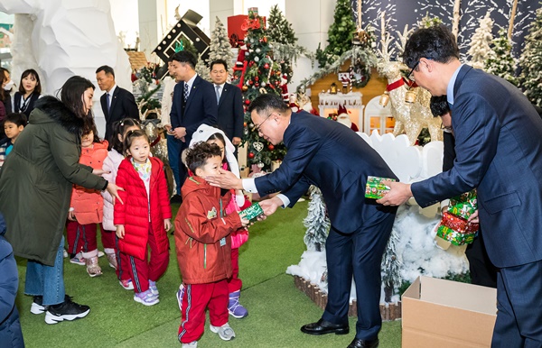 ▲ 송종욱 광주은행장(가운데)이 17일 본점 1층에 개관한 'KJ원더랜드'에서 어린이들에게 선물을 나눠주고 있다.  ⓒ광주은행