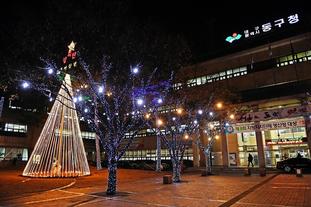▲ 대구시 동구가 동절기를 맞아 구청사와 큰고개오거리, 공항로에 경관조명을 설치했다.ⓒ동구