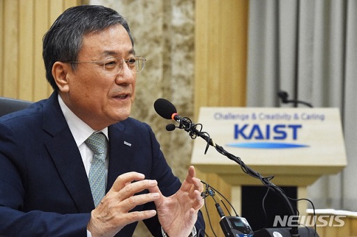 ▲ 지난 4일 대전 유성구 한국과학기술원(카이스트)에서 신성철 카이스트 총장이 국가연구비 횡령 의혹에 대해 입장을 밝히고 있다. ⓒ뉴시스