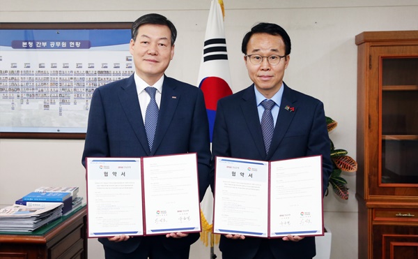 ▲ 유충렬 경남은행 상무(왼쪽)가 지난 17일 경남도청에서 박성호 행정부지사와 '출산 장려 정책사업 업무협약'을 맺은 후 기념촬영을 하고 있다. ⓒBNK경남은행