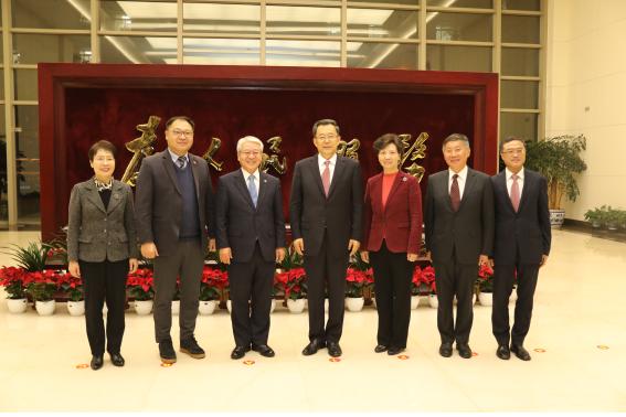 ▲ 왼쪽부터 이영세 부의장, 안찬영 부의장, 서금택 의장, 쑨즈강 구이저우성 인민대표대회 상무위원회 주임(당서기), 쳔이친 구이저우성 성장 등이 기념촬영을 하고 있다.ⓒ세종시의회