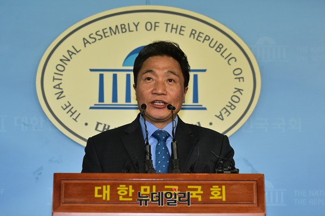 18일 바른미래당을 탈당해 자유한국당에 입당한 이학재 의원. ⓒ뉴데일리 이종현 기자