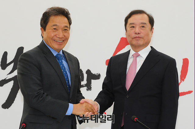 ▲ 18일 바른미래당을 탈당해 자유한국당에 입당한 이학재 의원(왼쪽)과 김병준 한국당 비상대책위원장. ⓒ뉴데일리 이종현 기자