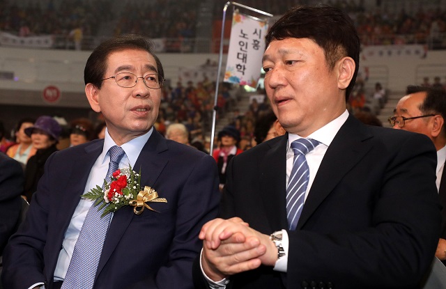 ▲ 더불어민주당 최재성 의원과 박원순 시장. ⓒ뉴시스