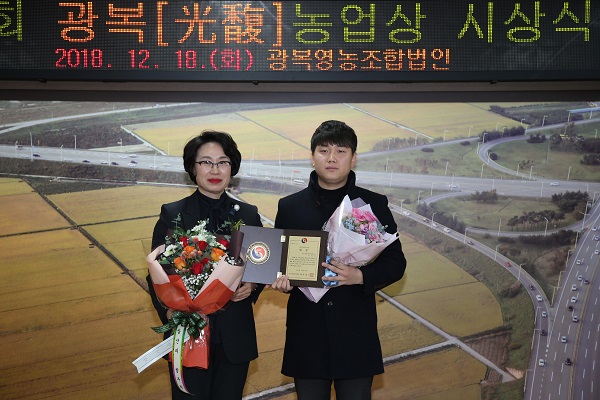 ▲ 사진은 전병순 광복영농조합법인 대표(좌), 북이면 양지말영농조합 대표 이길우 씨 아들.ⓒ청주시