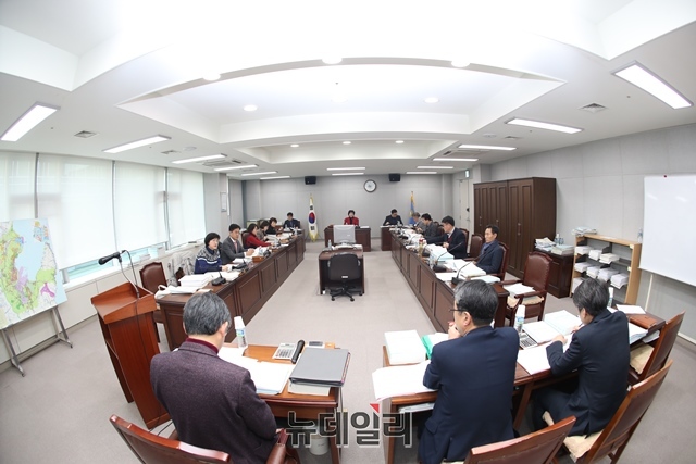 ▲ 포항시의회 예결특위 예산심사 장면.ⓒ뉴데일리