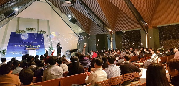 ▲ J트러스트그룹 임직원 80여명은 지난 18일 분당 라온스퀘어에서 성남 지역 복지관 소속 아동 50명과 함께 ‘아주 행복한 크리스마스 파티’를 진행했다.ⓒJ트러스트그룹