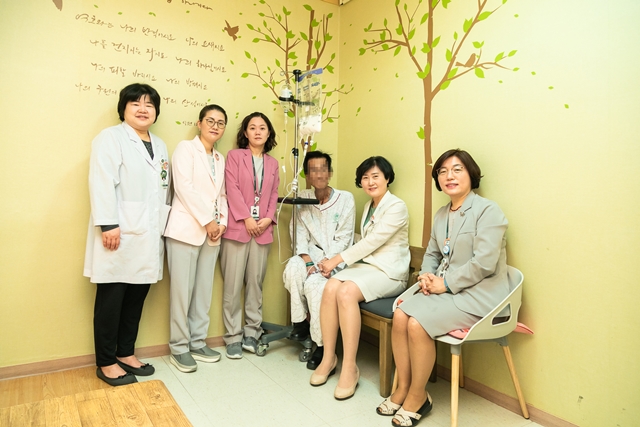 ▲ 현석경 이대목동병원 간호부원장(오른쪽에서 두 번째) 등 간호부와 병원 관계자들이 치료비 전달 후 기념 촬영을 하고 있다. ⓒ이대목동병원