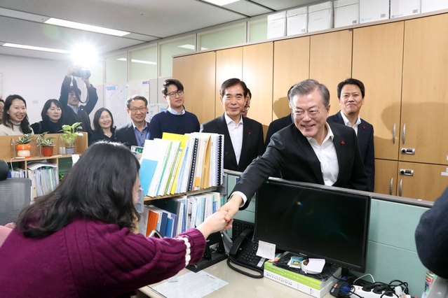 ▲ 문재인 대통령이 지난 18일 환경부를 방문해 직원을 격려하는 모습. ⓒ청와대 제공