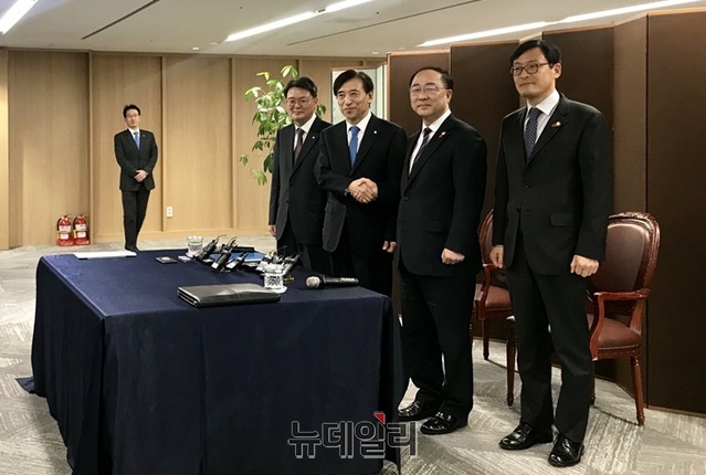 ▲ 이주열 한국은행 총재(왼쪽 두번째)와 홍남기 경제부총리(오른쪽 두번째)가 19일 한은 본관에서 기념촬영을 하고 있다. ⓒ뉴데일리 윤희원기자