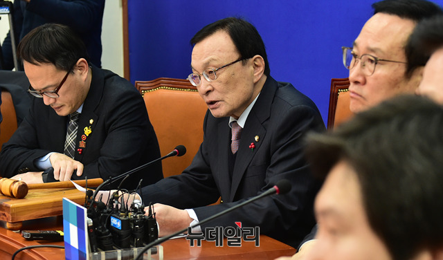 ▲ 이해찬 더불어민주당 대표가 19일 오전 국회에서 열린 최고위원회의에서 의사진행을 하고 있다. ⓒ뉴데일리 이종현 기자