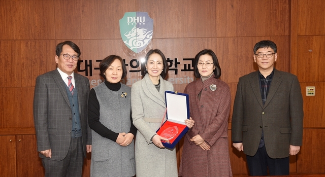 ▲ 중국어과 교수들과 함께 기념촬영하고 있는 신정민 원장.(사진 왼쪽에서 세번째)ⓒ대구한의대