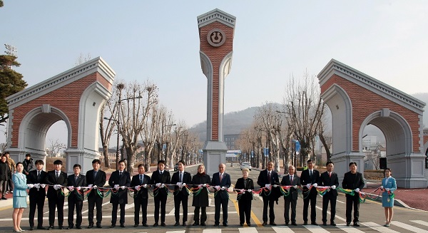 ▲ 청주대학교 정문 준공식이 19일 오전 대학 정문에서 열렸다. 사진은 정성봉 총장을 비롯한 참석자들이 테이프 커팅을 하고 있는 모습.ⓒ청주대