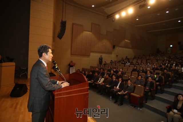 ▲ 이강덕 포항시장이 지난 19일 지진지열발전공동연구단의 시민 발표회에서 인사말을 하고 있다.ⓒ뉴데일리