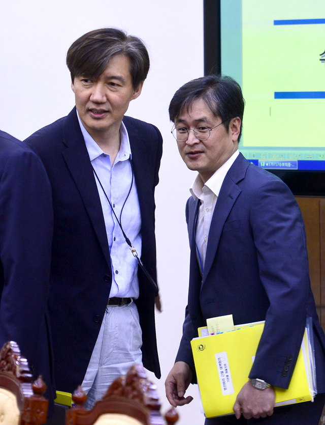 ▲ 조국 청와대 민정수석과 박형철 민정수석실 산하 반부패비서관. ⓒ뉴시스 DB