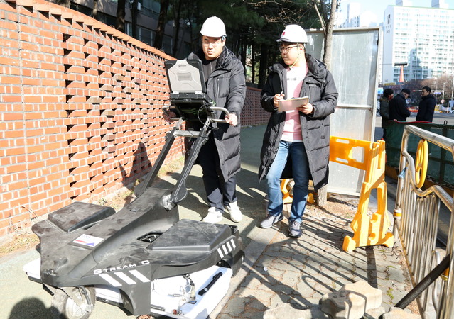 ▲ 한국지역난방공사는 20년 이상된 열수송관에 대한 긴급점검을 실시하고 지열차이 발생지점에 대해 정밀장비를 동원한 굴착검사를 진행 중이라고 20일 밝혔다. ⓒ 지역난방공사