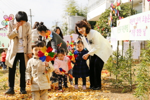 ▲ 이어룡 회장(오른쪽 첫번째)이 영유아 보육시설인 이화영아원에 방문했다. ⓒ 대신증권