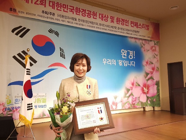 ▲ 자유한국당 김양희 청주흥덕당협위원장이 20일 올바른 정치문화 공헌대상을 받은 뒤 기념촬영하고 있다.ⓒ청주흥덕당협