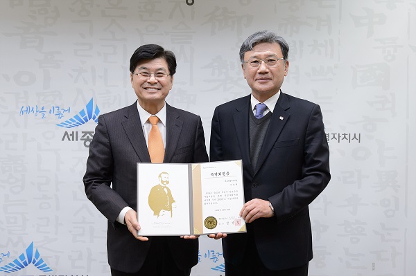 ▲ 이춘희 세종시장이 20일 대한적십자사 대전·세종지사에 2019년도 적십자 특별회비 300만 원을 전달했다.ⓒ세종시