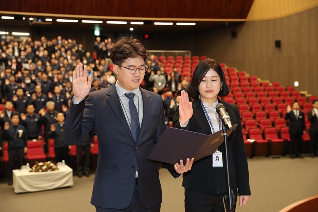 ▲ 한수원이 20일 양성평등 실천 다짐대회를 개최하고 양성평등 실천 선서를 하고 있다.ⓒ한수원