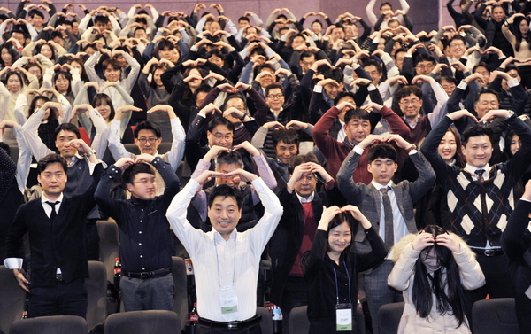 ▲ 애큐온캐피탈과 애큐온저축은행 임직원 500여명은 지난 20일 CGV 왕십리점에서 영화 'PMC: 더 벙커'를 함께 관람하며 한 해를 마무리하는 송년회 시간을 가졌다.ⓒ애큐온