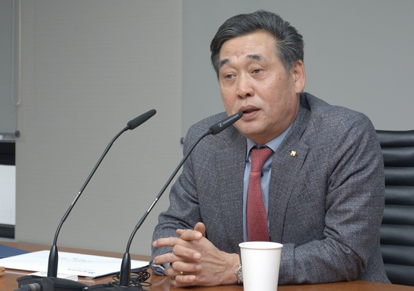 ▲ 김기홍 JB금융지주 신임 회장 내정자가 지난 20일 여의도 사옥에서 열린 기자간담회에서 질문에 답변하고 있다. ⓒJB금융지주