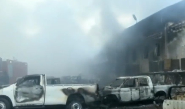 ▲ 지난 13일 새벽 1시경(현지시간) DR콩고 선거위원회 투표장비 보관창고에 방화로 시작된 화재가 발생해 전자투표기 1만 대 중 8000여대가 파괴됐다.ⓒ 케냐 시티즌TV 화면 캡쳐