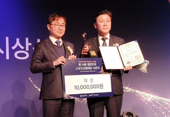 ▲ 천안시가 21일 서울 올림픽파크텔에서 열린 제14회 대한민국 스포츠산업대상 시상식에서 대상인 대통령상을 수상하고 포즈를 취하고 있다.ⓒ천안시