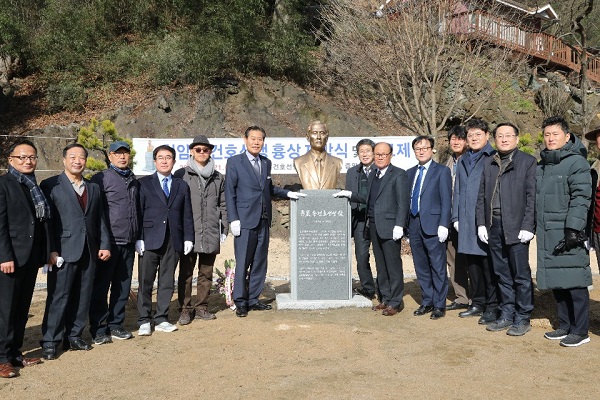 ▲ 옥천군 송건호 기념사업회가 21일 군북면 증약리 소재 청암 송건호 선생 생가에서 타개 17주기 흉상 제막식 및 추모제를 가졌다.ⓒ옥천군