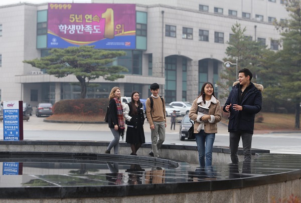 ▲ 충북대 대학본부 앞 캠퍼스 분수대.ⓒ충북대