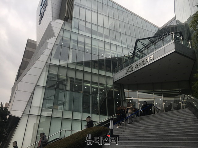 ▲ '위례 포레 자이' 견본주택 방문객들이 떠나고 있는 모습. ⓒ이성진 기자