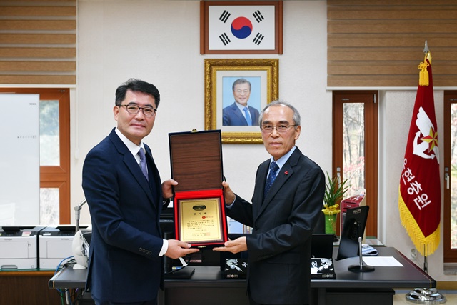 ▲ 이부용 롯데건설 전략기획부문장(좌)과 안수현 국립서울현충원장이 감사패 수여식에서 기념촬영을 하고 있다. ⓒ롯데건설