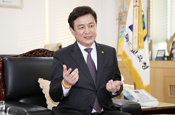 ▲ 김병우 충북도교육감이 2019년 기해년 새해 화두로 앵행도리(櫻杏桃梨)를 정했다.ⓒ충북도교육청