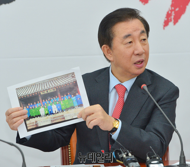 ▲ 김성태 자유한국당 전 원내대표가 20일 오전 국회에서 본인의 딸 취업 특혜와 관련해 기자회견을 열고, 증거자료 사진을 보여주고 있다. ⓒ뉴데일리 박성원 기자