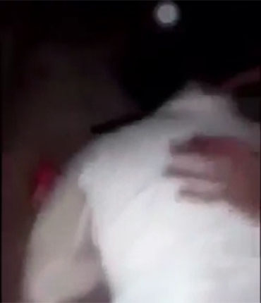 ▲ 범인들이 온라인과 SNS에 유포한 것으로 추정되는 '참수 동영상'의 한 장면. ⓒ히든롤 닷컴 화면캡쳐.