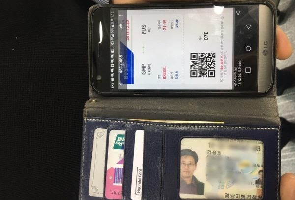 ▲ 22일 김정호 더불어민주당 의원이 공개한 스마트폰 케이스 안에 들어 있는 신분증과 김포공항 모바일 티켓. ⓒ김정호 의원 페이스북